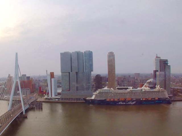 ms Mein Schiff 3 van TUI Cruises aan de Cruise Terminal Rotterdam